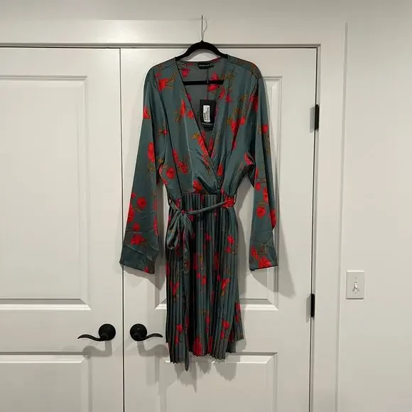 NWT Pretty Little Thing Plus Size Green Floral Longsleeve Pleated Midi Dress 30 - Picture 1 of 11